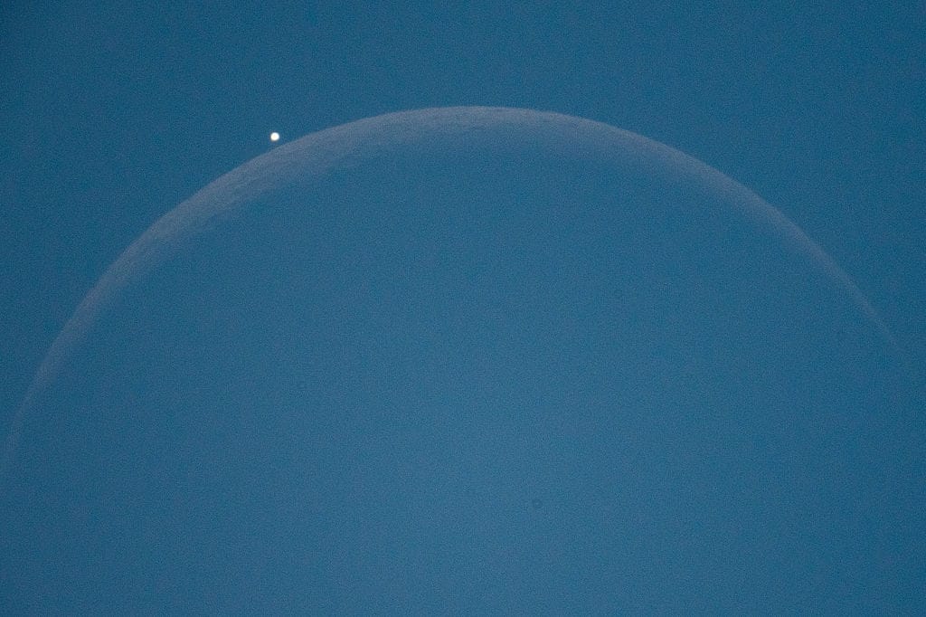 Il bacio tra Luna e Venere avvenuto nel 2025