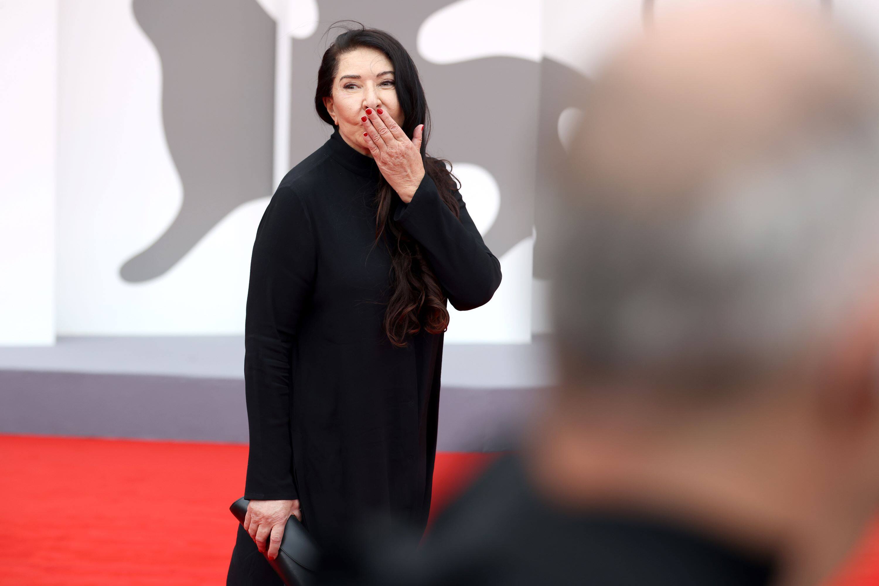 Marina Abramovic saluta il pubblico all'83esima Mostra del Cinema di Venezia