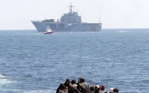 Un gruppo di migranti viene trasbordato dalla banchina del porto di Lampedusa alla nave militare San Marco al largo dell'isola, oggi 23 marzo 2011. Secondo il ministro della Difesa, Ignazio La Russa, i migranti verranno trasferiti in Sicilia, in un sito messo a disposizione del ministero della Difesa. ANSA / MICHELE NACCARI 
