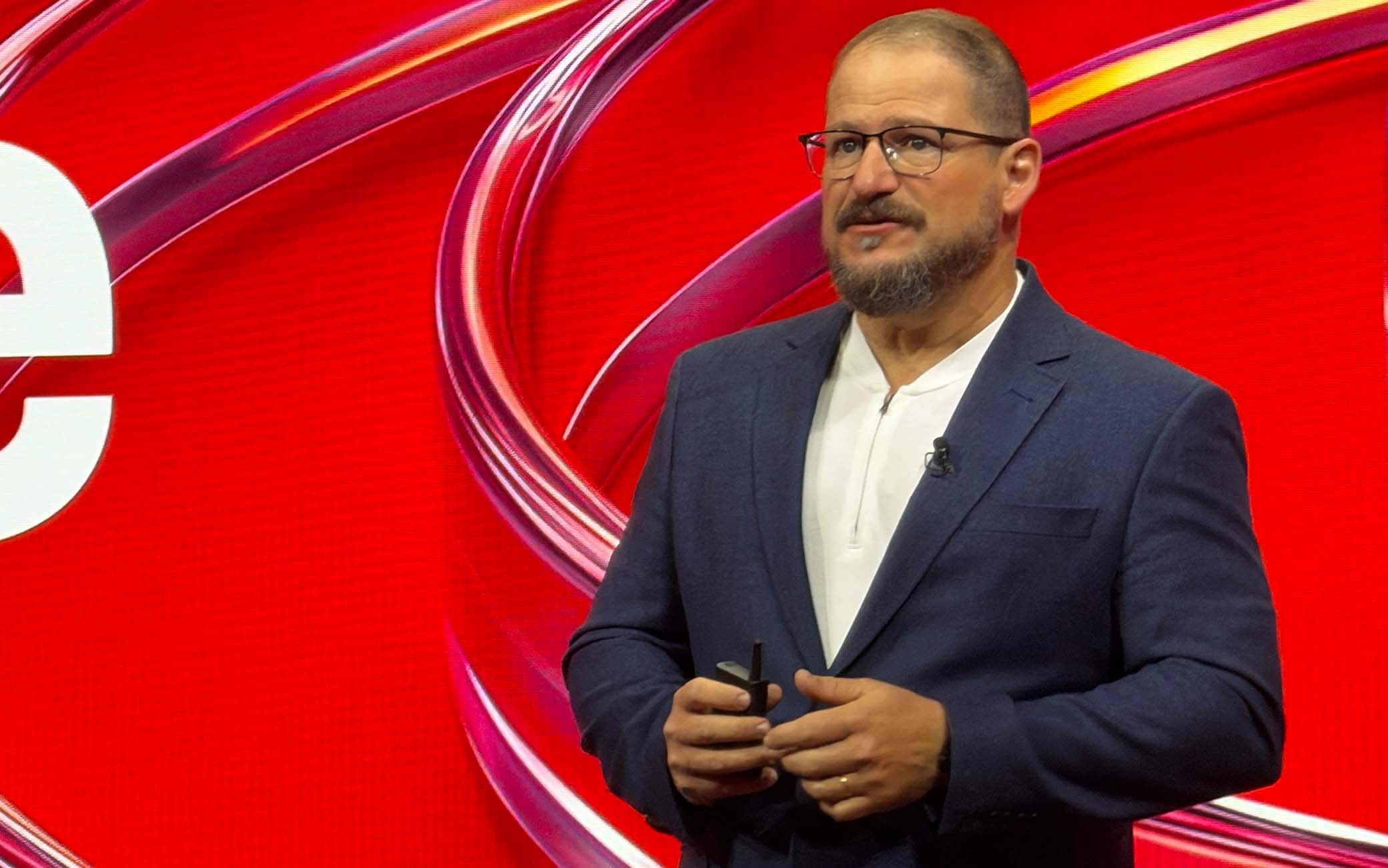Cristiano Amon, Ceo di Qualcomm, sul palco dello Snapdragon Summit