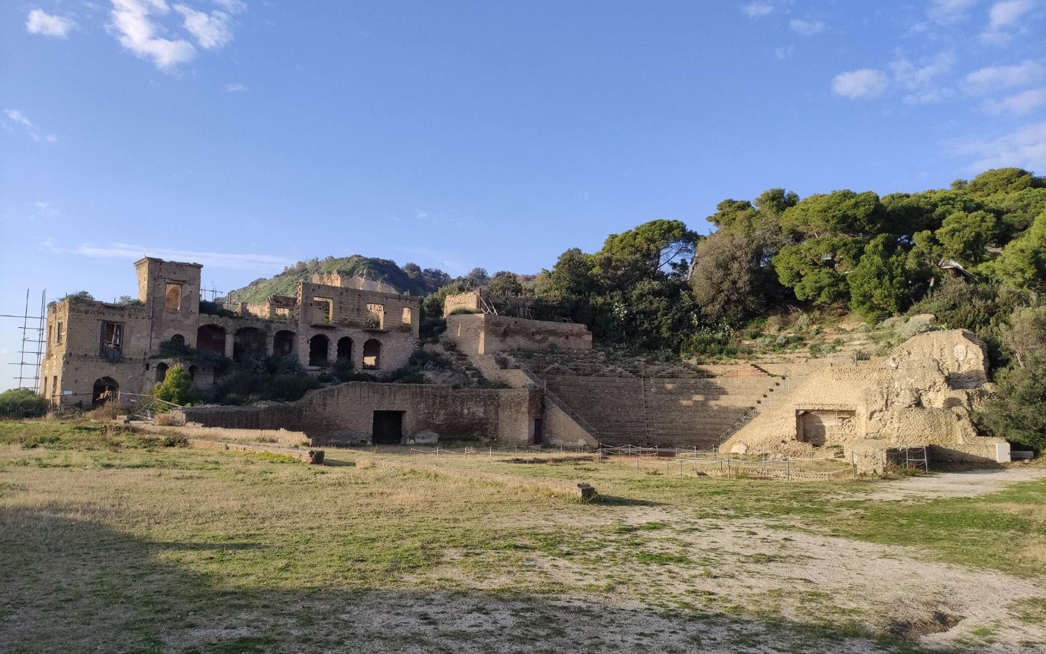 Il teatro della villa, esterno all'area di intervento dell'OrientaleANSA/MINISTERO DELLA CULTURA/PARCO ARCHEOLOGICO DI POSILLIPO  EDITORIAL USE ONLY NO SALES