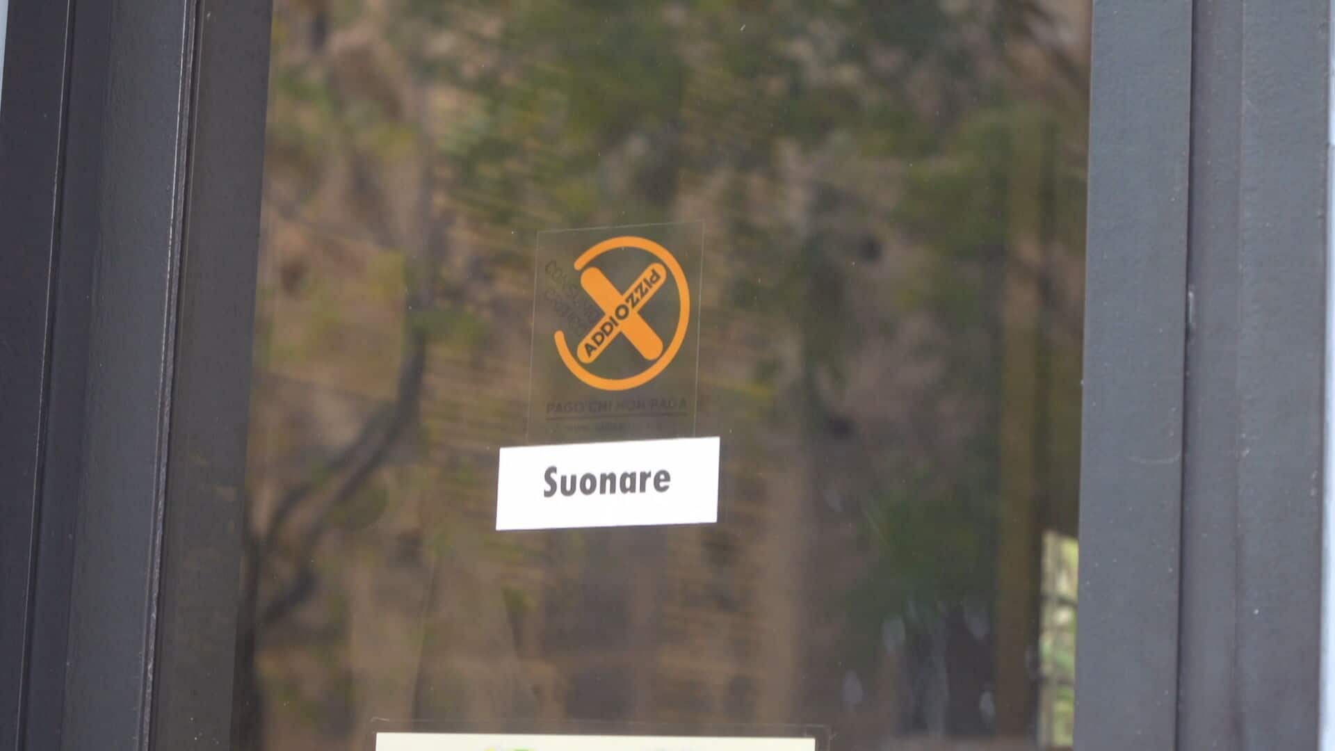 L'adesivo di Addiopizzo sulle vetrine di chi non paga