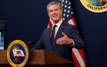epa12100801 California Governor Gavin Newsom talks about global trade and California exports before releasing a revised 2025-26 state budget proposal during a press conference in Sacramento, California, USA, 14 May 2025.  EPA/JOHN G. MABANGLO