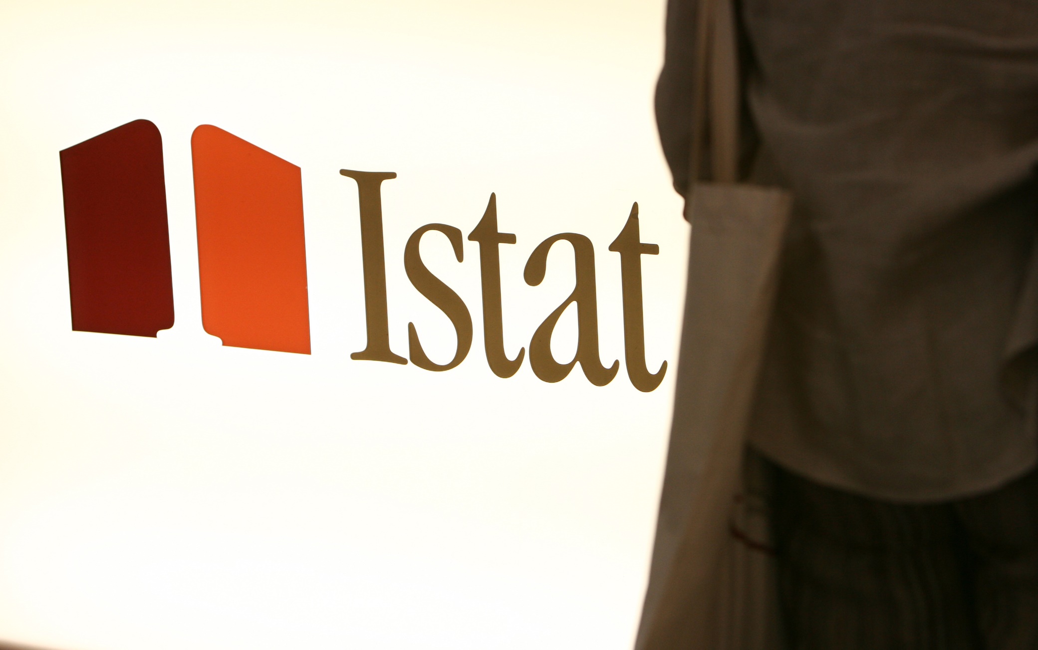 Istat, nel 2025 la produzione industriale giù del 0,9%: i dati | SkyTG24