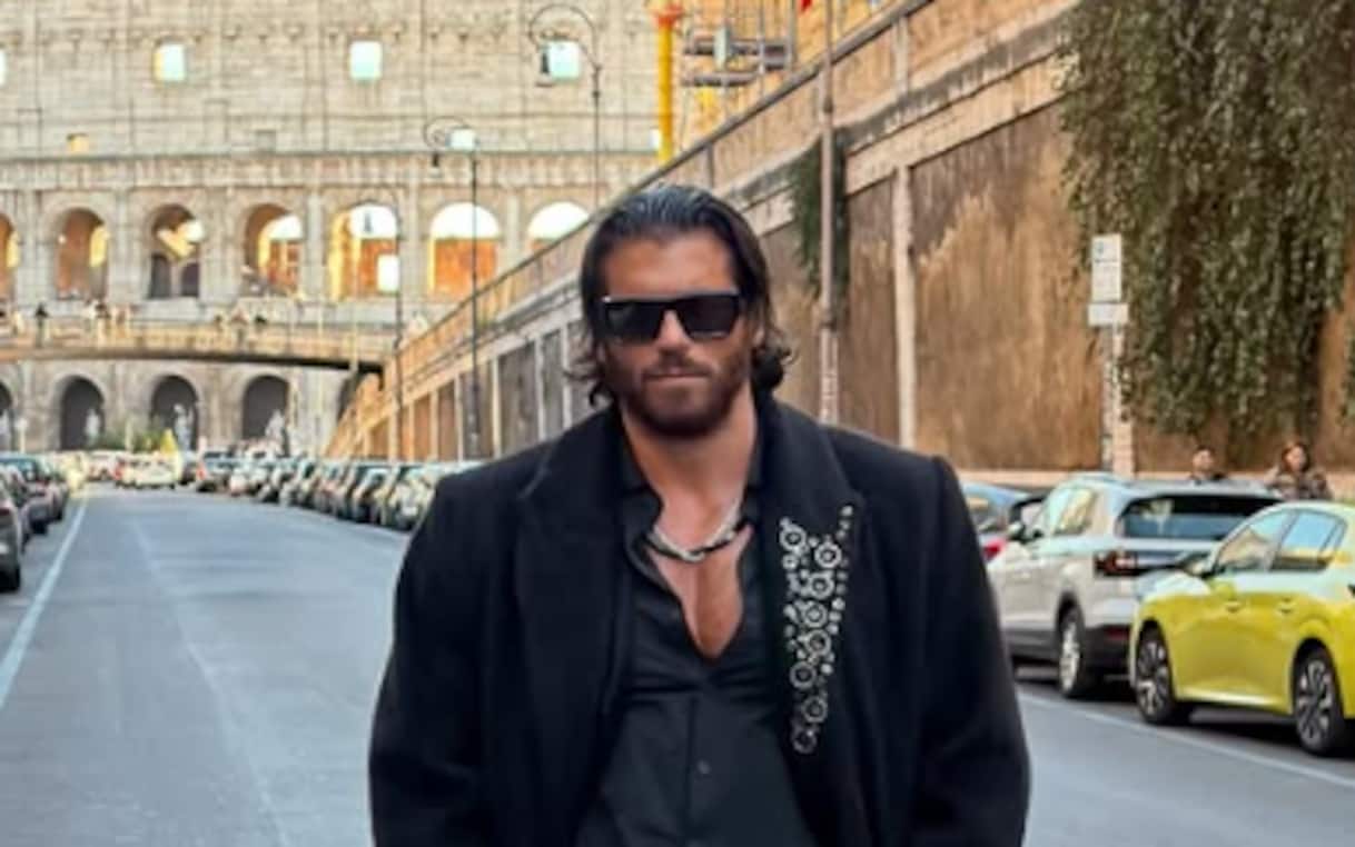 Can Yaman pose devant le Colisée et dément : « Fake news à mon sujet, ne suivez pas la presse turque »