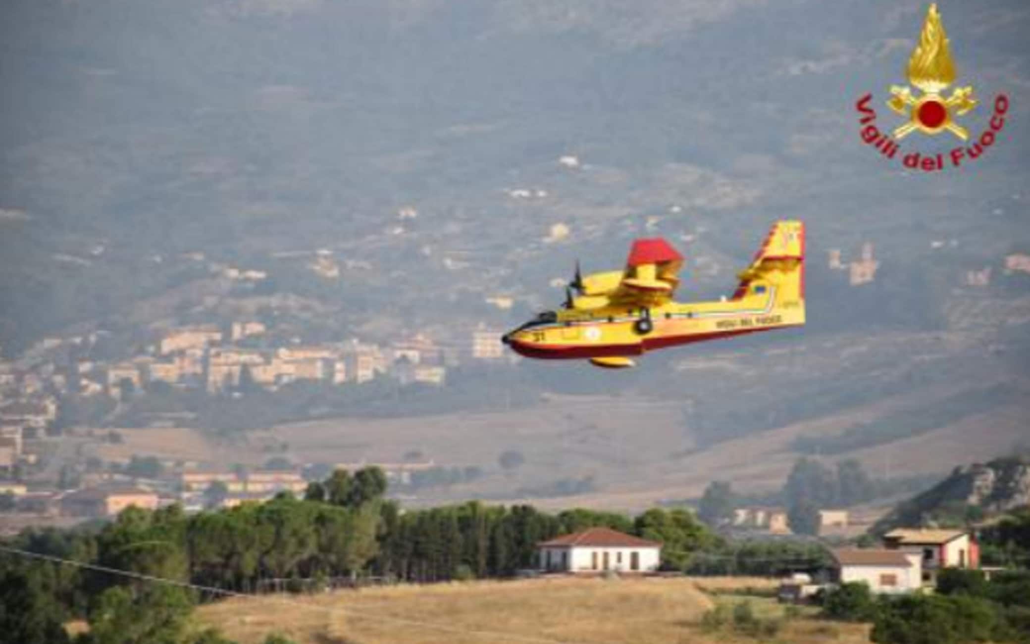 I vigili del fuoco intervengono per spegnere gli incendi divampati tra Piana degli Albanesi, Strasatto Altofonte e San Giuseppe Jato, 30 luglio 2021.ANSA/ VIGILI DEL FUOCO ++HO - NO SALES EDITORIAL USE ONLY++