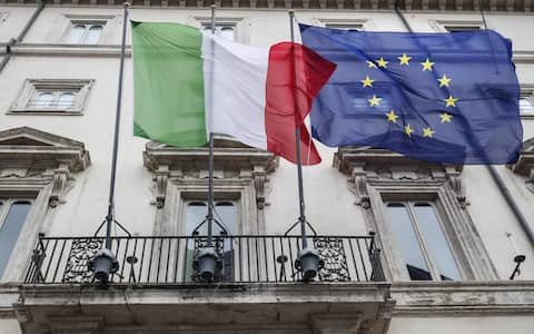 Bandiera Italiana e Unione Europea issate dal Palazzo Chigi, Roma 15 Novembre 2019. ANSA/GIUSEPPE LAMI
