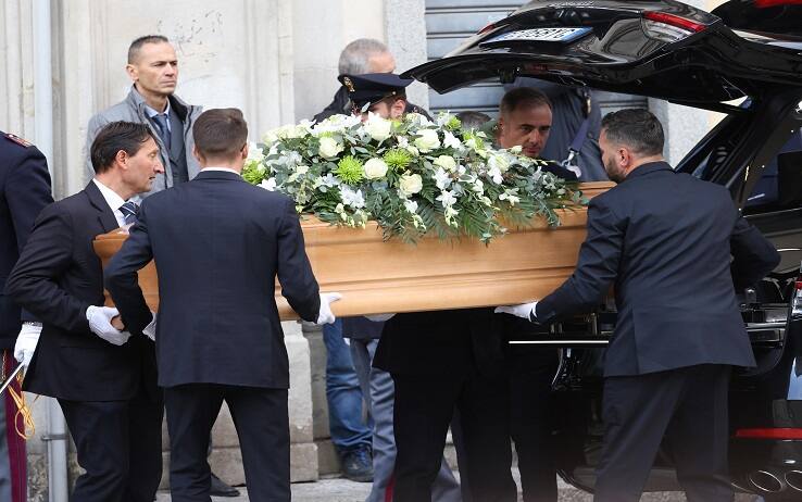 L arrivo del feretro di Roberto Maroni   nella basilica di San Vittore a Varese per il funerale di Stato dell ex ministro. Varese 25 Novembre 2022ANSA / MATTEO BAZZI
