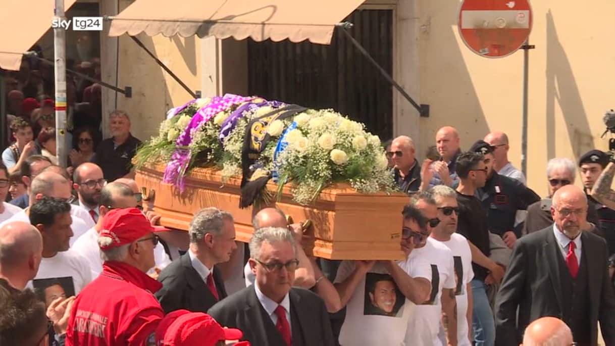 Omicidio Massa, duomo gremito per i funerali di Bongiorni