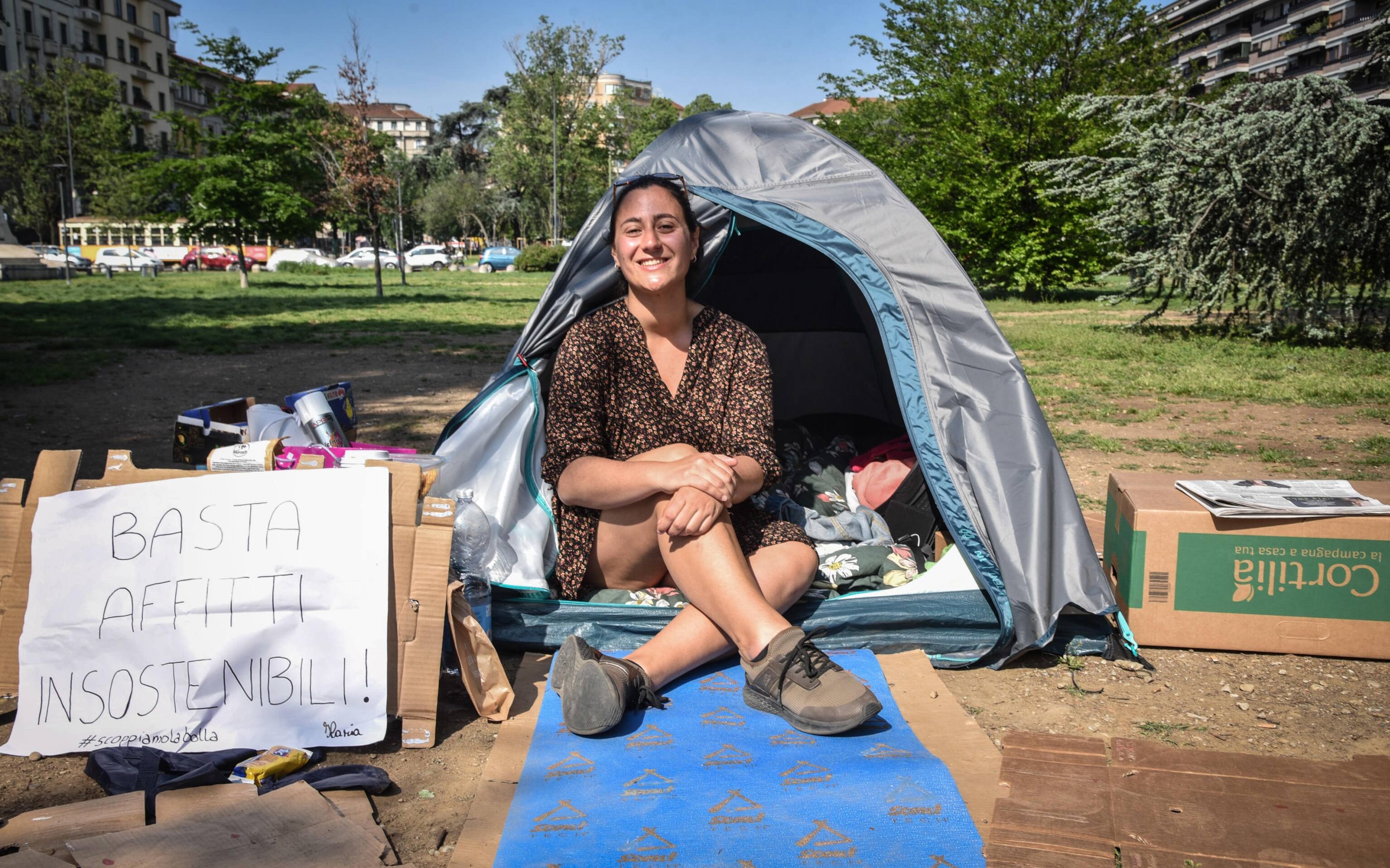 Ilaria Lamera studentessa del Politecnico in tenda in piazza Leonardo per protestare contro il caro affittii, Milano, 4 maggio 2023. ANSA/MATTEO CORNER