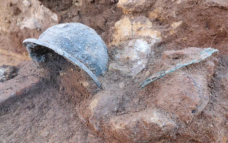This HO picture privideded by Massimo Osanna Musei del Mic shows the walls and the remains of the most archaic temple, dating back to the sixth century BC, with painted ceramics and a heap of weapons where with two helmets, one of which Etruscan perhaps snatched from the enemies in the battle of Alalia, in Corsica, which saw the Focei attacked from Carthaginian and Etruscan ships. These are the surprising results of the excavation started in the archaeological park of Velia (Paestum) in Campania, which ANSA documents exclusively. A find, underlines the dg Musei Massimo Osanna, "which sheds new light on the history of the powerful Greek colony". Franceschini: "It is important to continue investing in research".
ANSA/MASSIMO OSANNA DG MUSEI DEL MIC EDITORIAL USE ONLY NO SALES