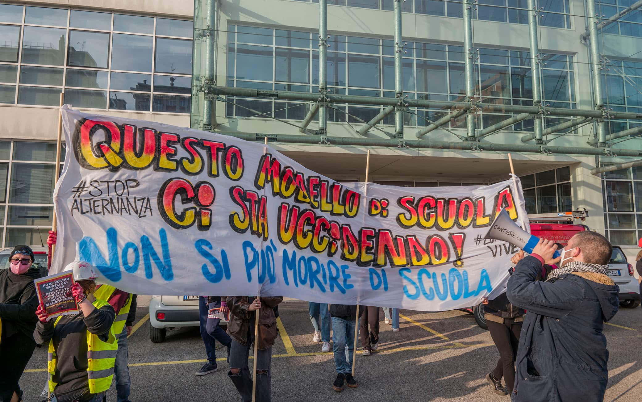 La manifestazione degli studenti a Milano