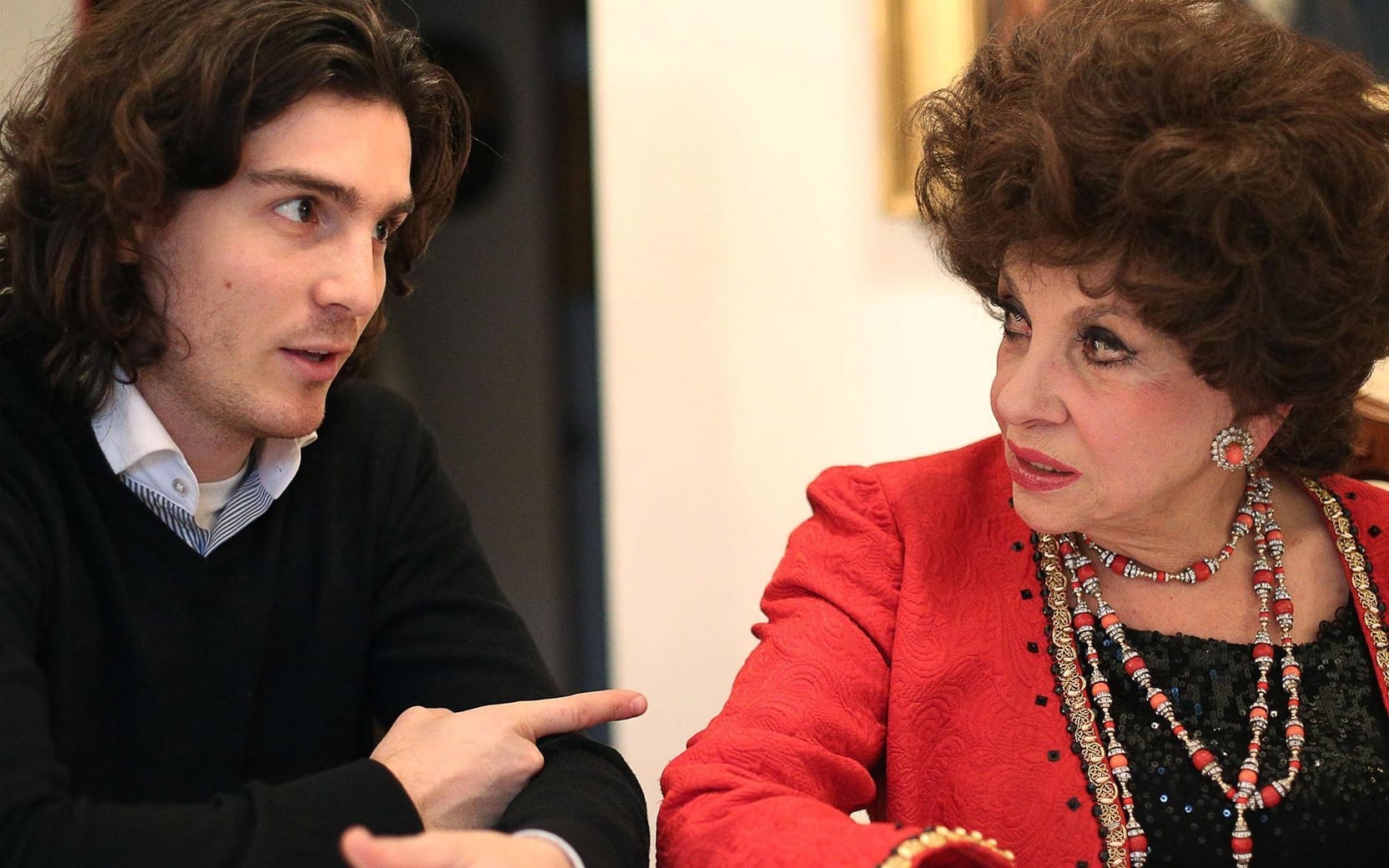 Gina Lollobrigida con l'assistente Andrea Piazzolla nella sua casa di Roma parla della denuncia presentata nei confronti di uno spagnolo, suo ex fidanzato, che l'avrebbe sposata a sua insaputa, Roma, 28 gennaio 2013.  ANSA/ALESSANDRO DI MEO