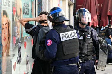 Tensioni tra manifestanti e polizia