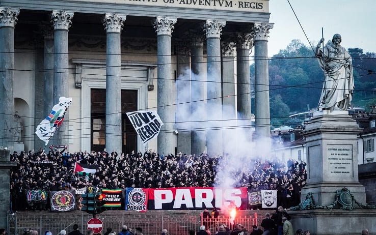 Gli ultrà del Psg sulla scalinata della chiesa monumentale