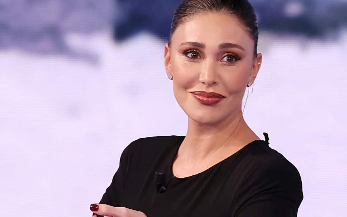 Belen racconta gli ultimi 4 anni "durissimi" e ringrazia Maria De Filippi