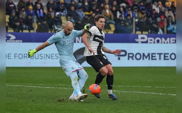 Genoa s Nicola Leali in action against Parma s Adrian Bernabe during the italian soccer Serie A match between Parma Calcio 1913 vs Genoa CFC on january 18, 2026 at the Stadio Ennio Tardini in Parma, Italy. ANSA/Lorenzo Cattani 

