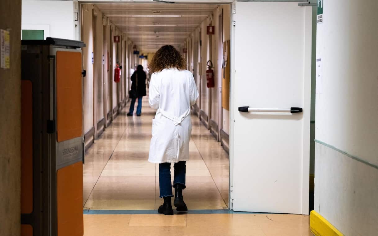ボローニャ、HIVが娘に感染したが治療を受けず：両親は虐待で裁判中