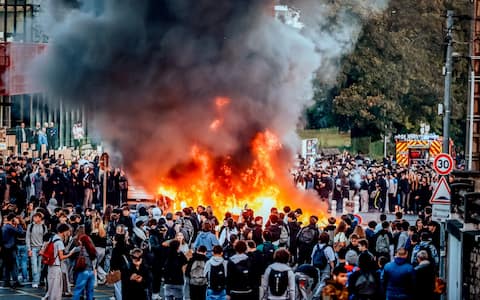 IPA89183530 - Le 1er octobre 2026, a Brest, en France, des lyceens du campus Kerichen, qui regroupe les lycees La Perouse-Kerichen, Jules Lesven et Vauban, participent a une manifestation lyceenne dans les rues de Brest.
Feu allume devant le lycee Jules Lesven lors de la mobilisation lyceenne.
On October 1, 2026, in Brest, France, high school students from the Kerichen campus, which includes La Perouse-Kerichen, Jules Lesven and Vauban high schools, take part in a student protest through the streets of Brest.A fire burns outside Jules Lesven high school during the student protest.//PICAUDJUSTIN_P0053/Credit:Justin Picaud/SIPA/2610011733