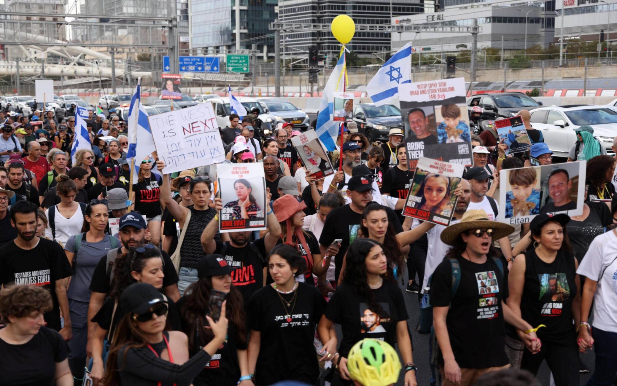 ++ Famiglie ostaggi,'accordo possibile stasera, non fermatelo' + 
Appello a Netanyahu, Gallant e Gantz 
ROMA 
   (ANSA) - ROMA, 14 NOV - "Una decisione può essere presa
stasera". Così in un comunicato le famiglie degli ostaggi
israeliani nella mani di Hamas si rivolgono direttamente ai
vertici israeliani, il primo ministro Benyamin Netanyahu, il
ministro Benny Gantz e ministro della difesa Yoav Gallant.
   "Netanyahu, Gantz e Gallant. Sappiamo che una decisione può
essere presa stasera. Non dovete fermare l'accordo", si legge
nell'appello al termine della prima giornata della Marcia per
gli ostaggi da Tel Aviv a Gerusalemme che i familiari hanno
iniziato oggi e che si concluderà sabato davanti all'ufficio di
Netanyahu. (ANSA).