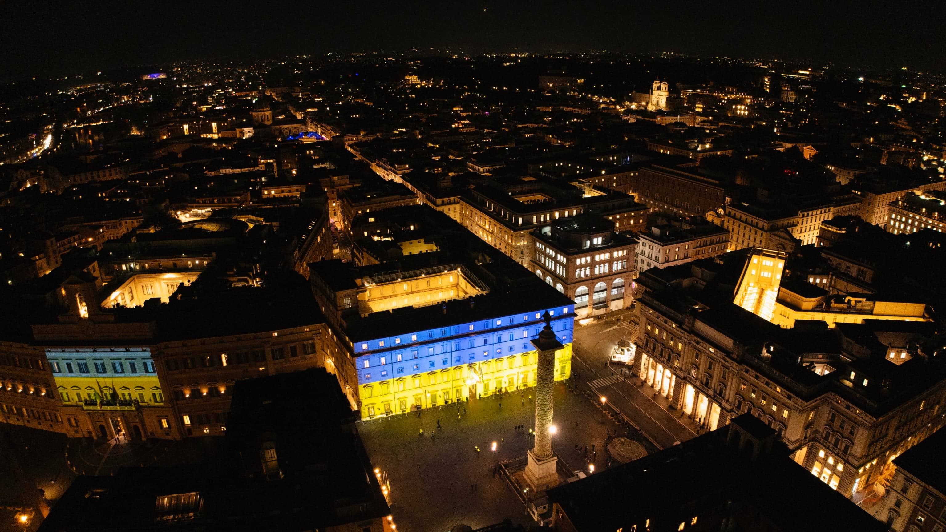 Palazzo Chigi illuminato con i colori della Bandiera Ucraina