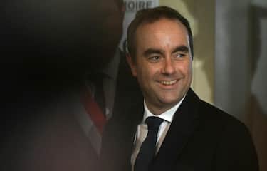 epa12446436 France's Prime Minister Sebastien Lecornu meets officials during a visit to a police station in L'Hay-les-Roses, on the southern outskirts of Paris, France, 11 October 2025.  EPA/MARTIN LELIEVRE / POOL  MAXPPP OUT