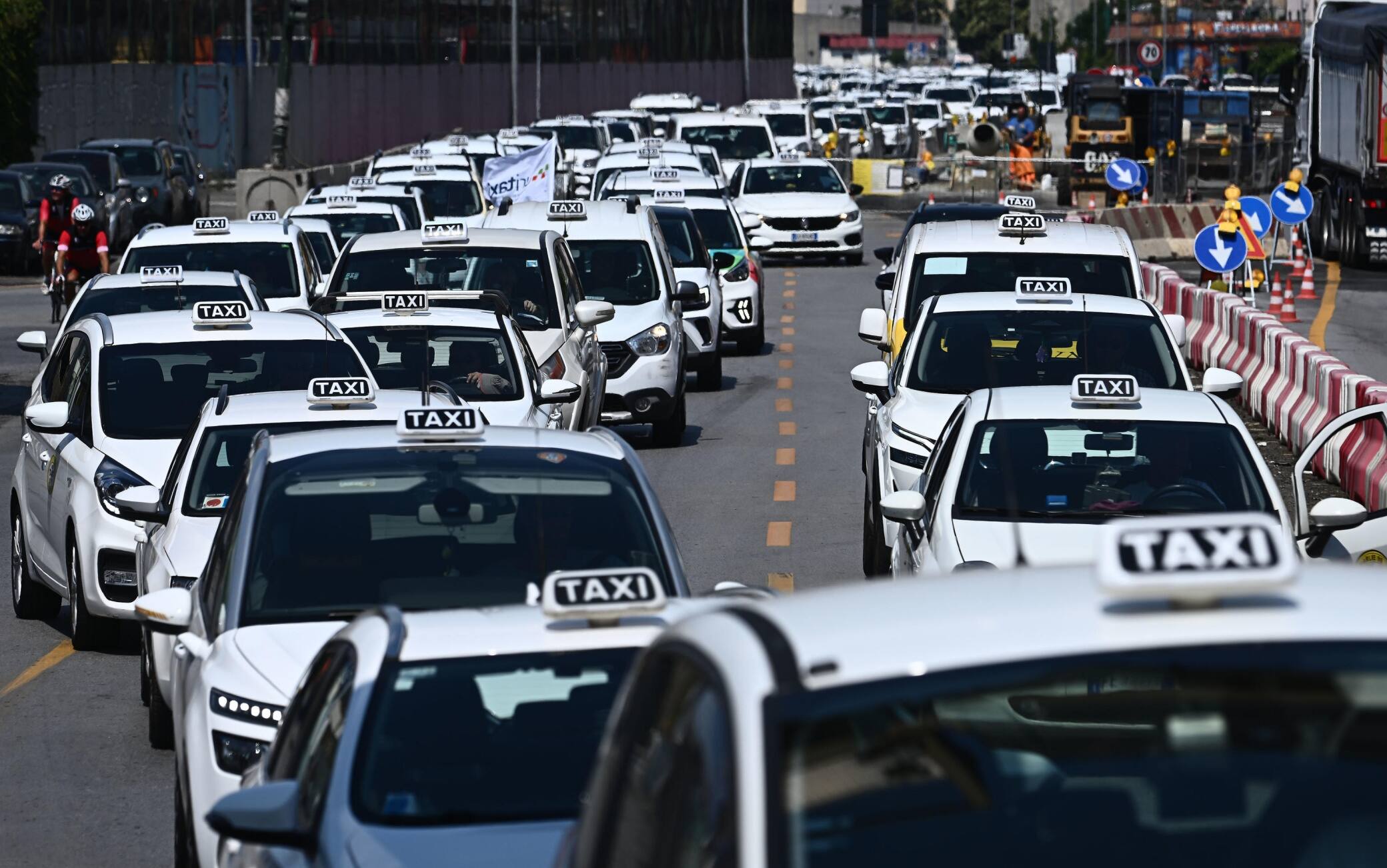 Un momento della manifestazione di protesta dei tassisti genovesi, in corteo dall'aeroporto a piazza De Ferrari, contro l'art.10 del Ddl Concorrenza, Genova, 6 luglio 2022.ANSA/LUCA ZENNARO