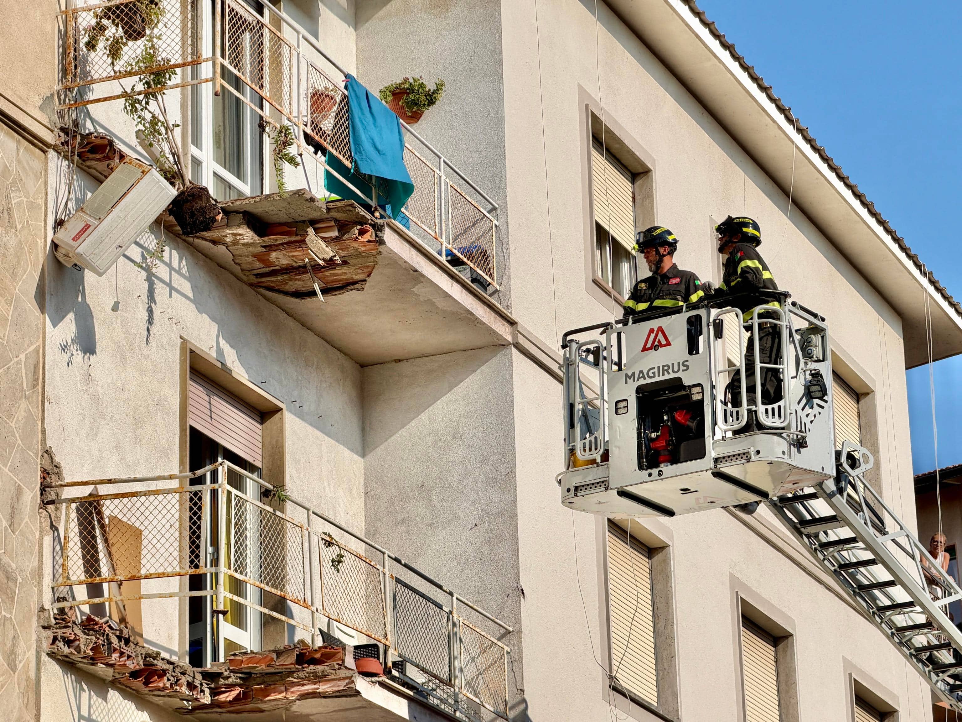 Un balcone crollato in via Bonomi, a Livorno, su cui si trovava una donna di 56 anni, morta in ospedale dopo la caduta. Livorno, 14 agosto 2026. ANSA/ALESSIO NOVI