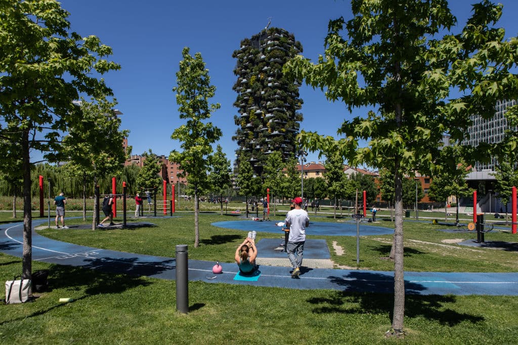 L'allenamento outdoor a Milano di fronte al Bosco Verticale
