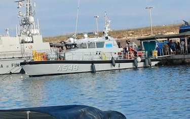 Le motovedette al porto di Lampedusa, impegnate nelle operazioni di recupero delle vittime del naufragio avvenuto oggi quando un barchino carico di migranti si è ribaltato nelle acque al largo dell'isola, 13 agosto 2025. ANSA  ++ NPK ++