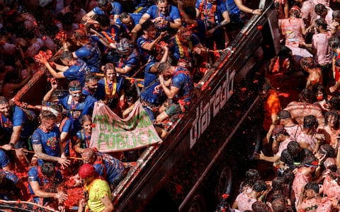 IPA87805783 - August 26, 2026, BuÃ±Ol, Valencia (Valencian Comm, Spain: Several participants in the Tomatina festival in BuÃ±ol throw tomatoes from a lorry at the other revellers on 26 August 2026, in BuÃ±ol, Valencia, Valencian Community (Spain). La Tomatina is always held on the last Wednesday in August, as part of BuÃ±olâ€™s festival week, and involves participants throwing tomatoes at one another. Seven lorries were needed to transport the 150,000 kilos of tomatoes that were thrown in this unusual battle, which this year celebrates its 79th anniversary...26 AUGUST 2026;CELEBRATIONS;TRADITION;FESTIVAL;EVENT;CULTURE..Rober Solsona / Europa Press..08/26/2026 (Credit Image: © Rober Solsona/Contacto via ZUMA Press)