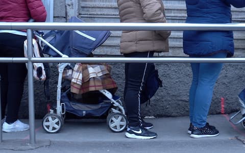 Europa, Italia , Milano - La fila di poveri a Pane Quotidiano aumenta a dismisura durante Covid-19 Coronavirus epidemia , sempre piu' italiani in crisi economica causa disoccupazione