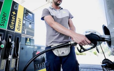 Un benzinaio in una stazione di servizio dell'autostrada, Torino, 27 luglio 2023. Nuovo giro di rialzi per benzina e gasolio per i prezzi consigliati dei maggiori marchi, e rialzi anche per i prezzi delle pompe bianche.
ANSA/TINO ROMANO (benzina, benzinaio, prezzi, lavoro, generica, simbolica, automobile, servito)