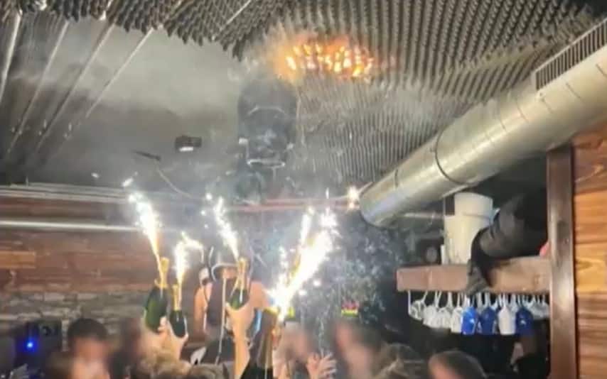 Il momento in cui scoppia l'incendio al Le Constellation