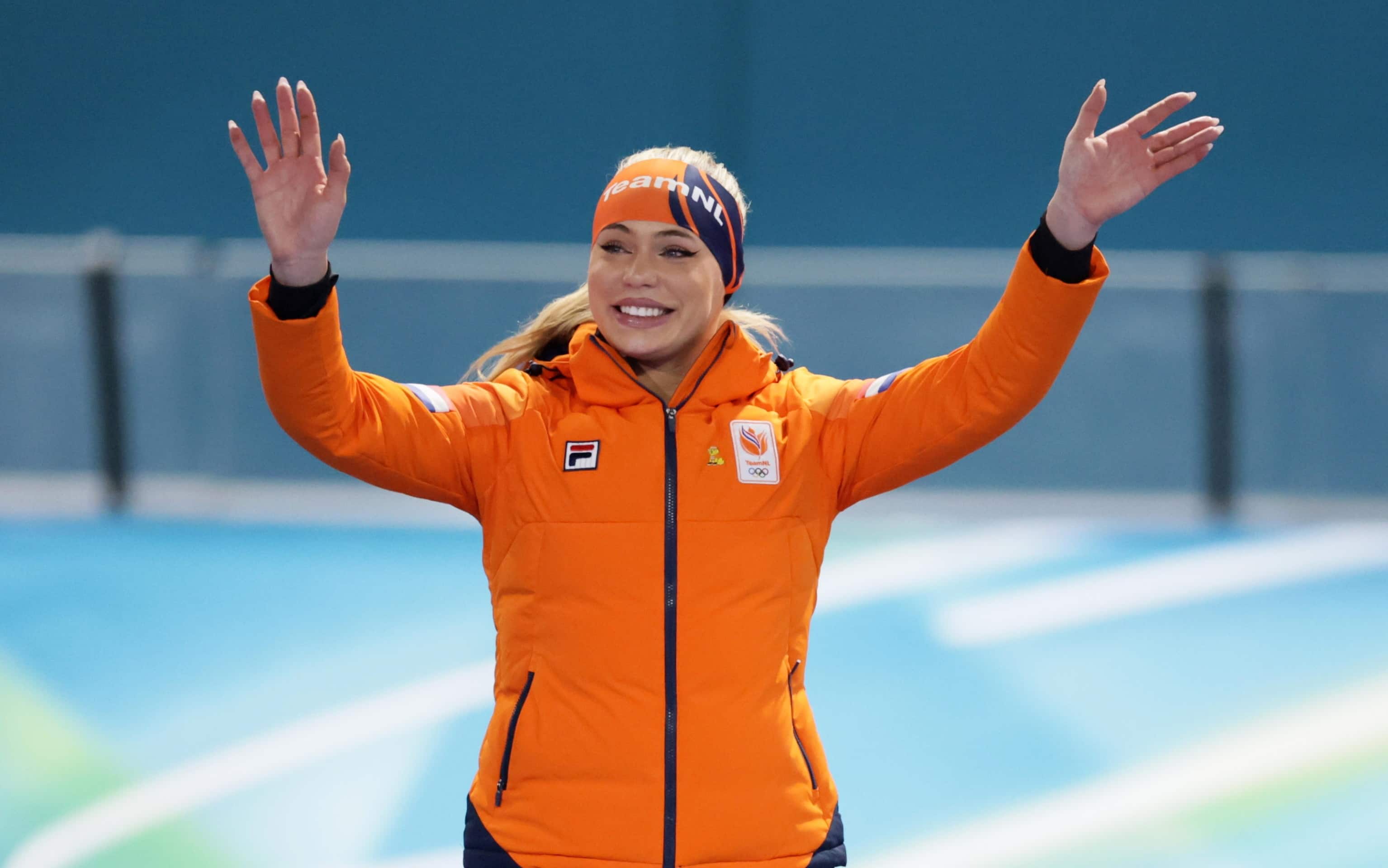 epa12743996 Silver medalist Jutta Leerdam of Netherlands celebrates on the podium after the Women's 500m of the Speed Skating competitions at the Milano Cortina 2026 Winter Olympic Games, in Milan, Italy, 15 February 2026.  EPA/ROBERT GHEMENT