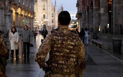 Militari presidiano piazza Mercanti nelle vicinanze di piazza del Duomo a Milano, 23 Ottobre 2026.// Military patrols conduct inspections at sensitive locations throughout the city, in Milan, Italy, 23 October 2026. On Saturday 17 October clashed set the Lombard capital ablaze. Groups of young people are threatening to repeat the clashes every Saturday thereafter. ANSA / MATTEO BAZZI