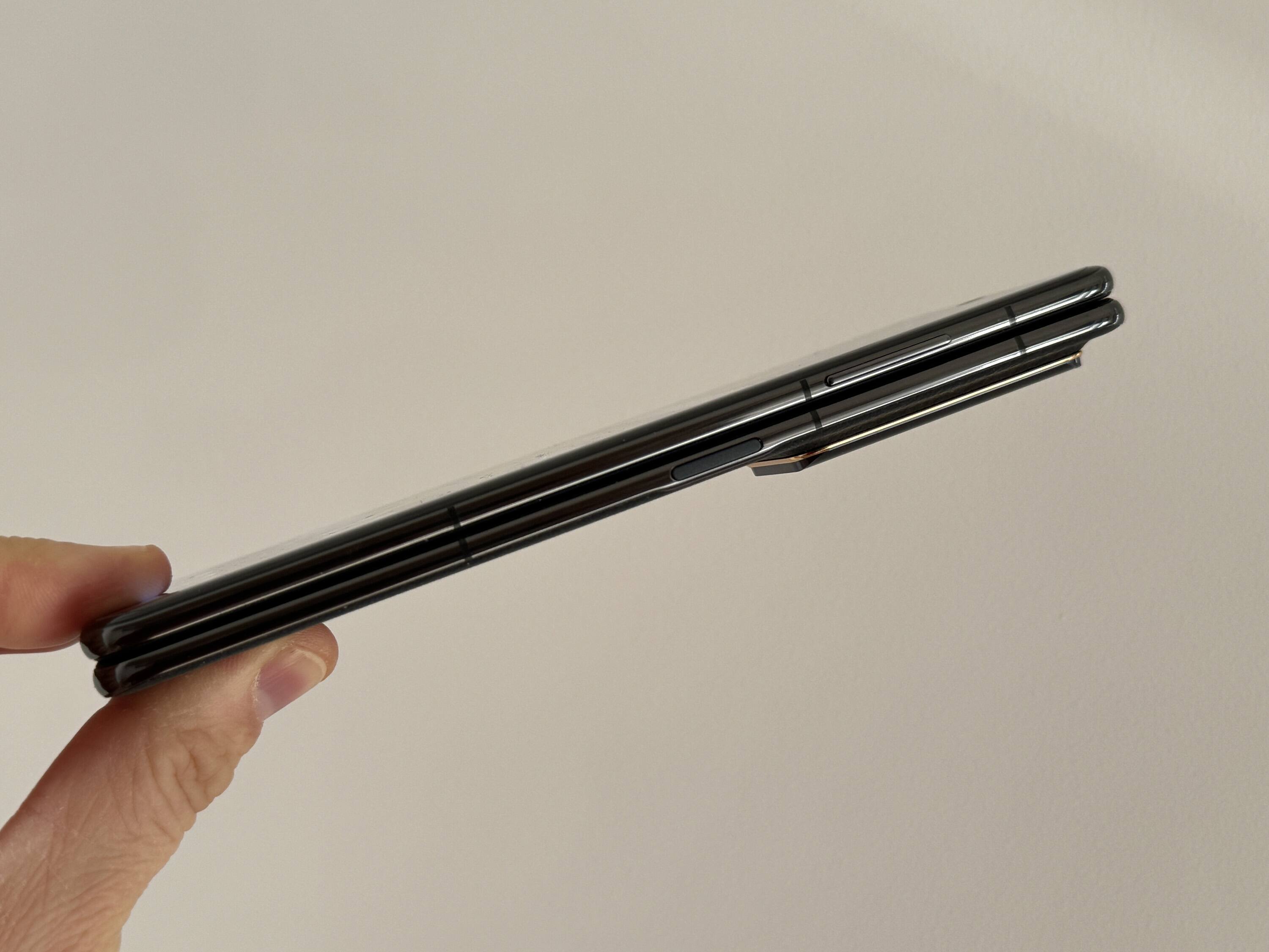 HONOR Magic V2 ha un peso di 231 grammi per uno spessore, da chiuso, di 9,9 millimetri