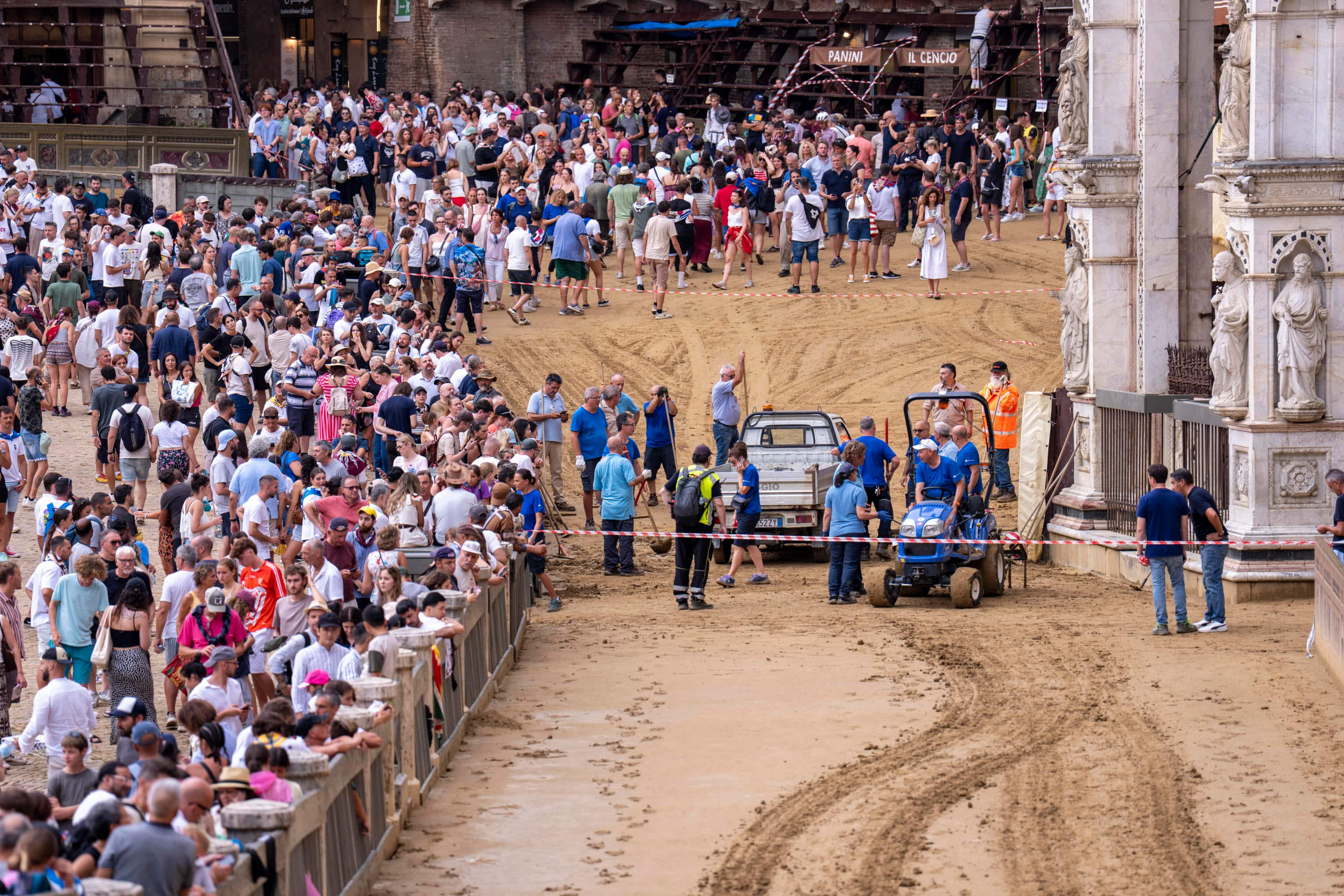 Le condizioni della pista di tufo bagnata a Siena