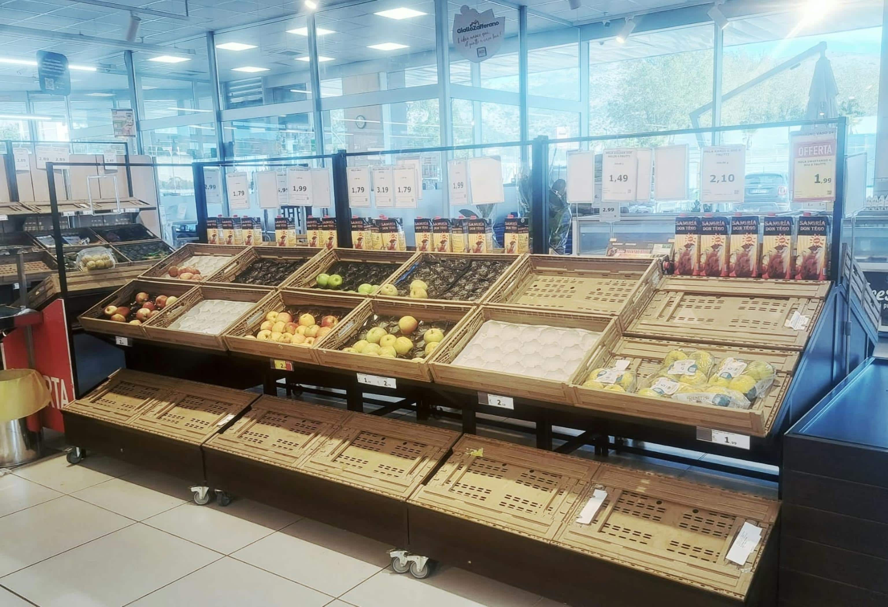 Scaffali vuoti in un supermercato a Caserta