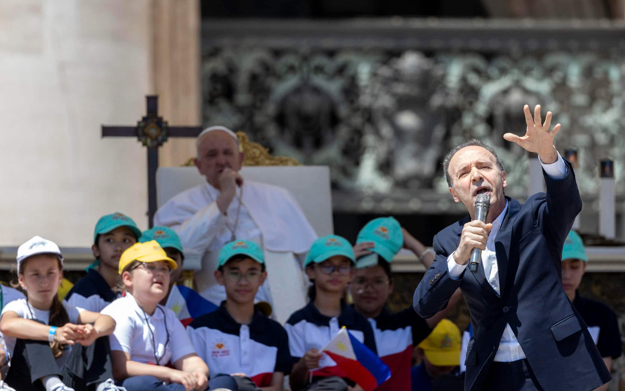 Benigni in piazza San Pietro per la prima Giornata mondiale dei bambini