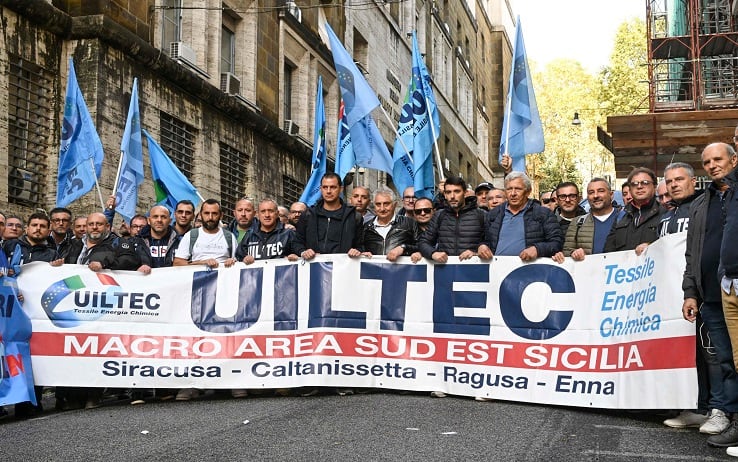 Il presidio dei lavoratori ISAB - Lukoil, sotto al Ministero dello Sviluppo Economico, nel corso dell'incontro del Governo con i rappresentanti della societa' e dei sindacati, Roma, 18 novembre 2022.    ANSA/MAURIZIO BRAMBATTI