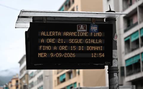 Un cartello luminoso avverte dell allerta arancione a Genova e provincia, oltre alla Liguria di Levante, Genova, 9 settembre 2026.
ANSA/LUCA ZENNARO
