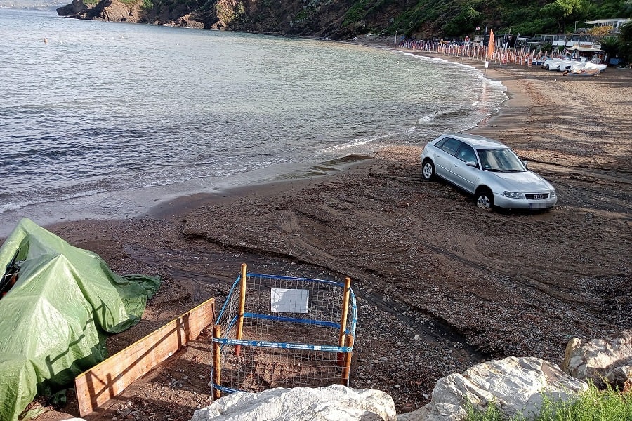 Una foto diffusa il 5 agosto 2023 dall'Ufficio stampa di Legambiente Arcipelago Toscano mostra un'auto, con targa straniera, posteggiata su una spiaggia dell'isola dell'Elba, chiamata l'Innamorata, a Capoliveri (Livorno) accanto al nido dove una tartaruga marina Caretta caretta ha depositato le sue uova la notte del 31 luglio.
ANSA/ UFFICIO STAMPA/ LEGAMBIENTE ARCIPELAGO TOSCANO
+++ ANSA PROVIDES ACCESS TO THIS HANDOUT PHOTO TO BE USED SOLELY TO ILLUSTRATE NEWS REPORTING OR COMMENTARY ON THE FACTS OR EVENTS DEPICTED IN THIS IMAGE; NO ARCHIVING; NO LICENSING +++ NPK +++