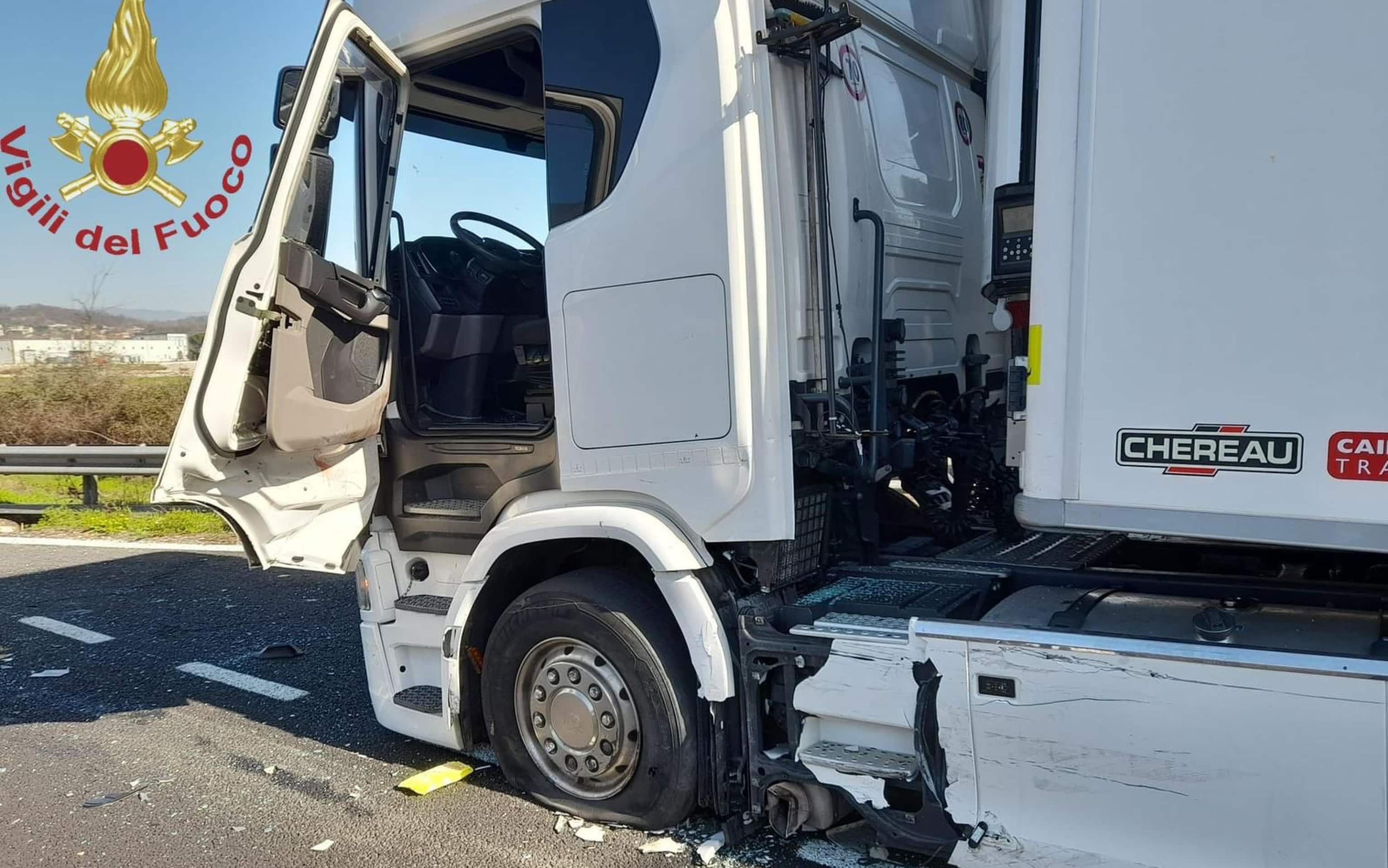 Sull'autostrada A1 Milano-Napoli, nel tratto compreso tra Ferentino e Anagni in direzione Roma, è avvenuto un incidente che ha visto coinvolte tre autovetture e un mezzo pesante al km 617, 12 marzo 2023.
ANSA/VIGILI DEL FUOCO
+++ ANSA PROVIDES ACCESS TO THIS HANDOUT PHOTO TO BE USED SOLELY TO ILLUSTRATE NEWS REPORTING OR COMMENTARY ON THE FACTS OR EVENTS DEPICTED IN THIS IMAGE; NO ARCHIVING; NO LICENSING +++ NPK +++