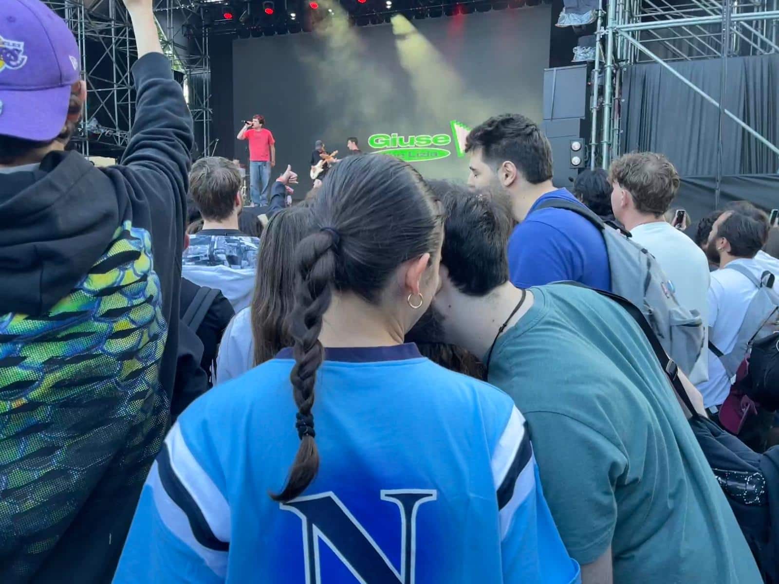 MI AMI, fan di Giuse The Lizia con maglia del Napoli