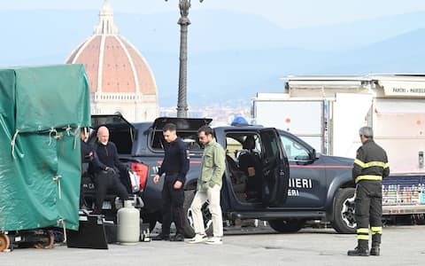 Gruppo artificieri dell Arma dei Carabinieri impegnati durante l allarme bomba al Piazzale Michelangelo di Firenze dopo che e  stata rinvenuta una bombola del gas sotto una copia della statua del David Firenze 05 Ottobre   2026 ANSA/CLAUDIO GIOVANNINI