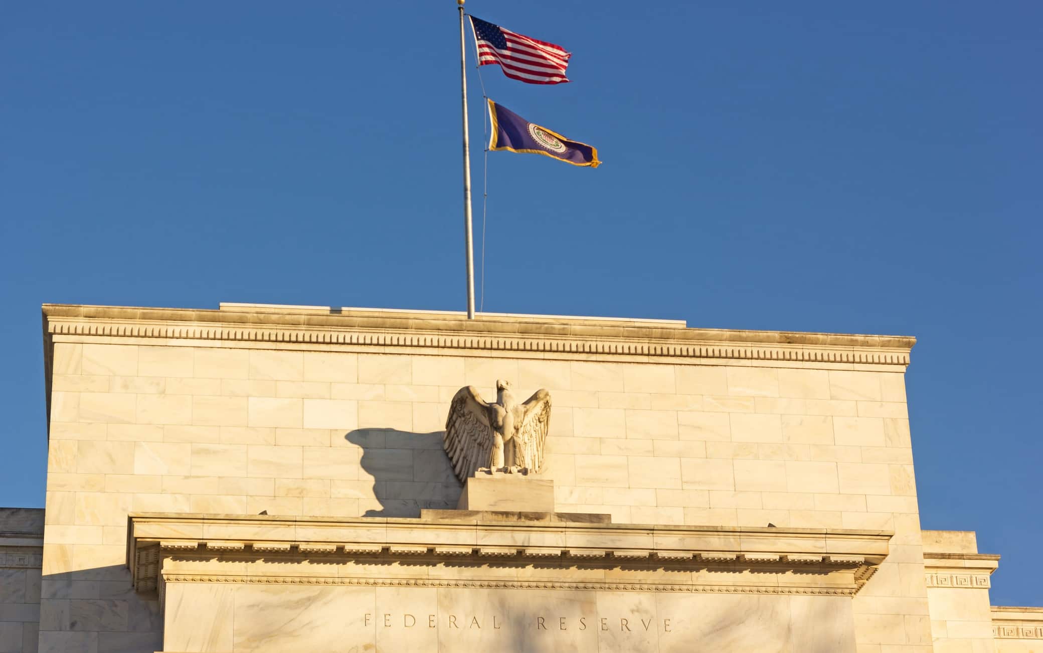 La Fed alza i tassi di 25 punti base al 3,75%-4%, è il primo aumento dal luglio 2023