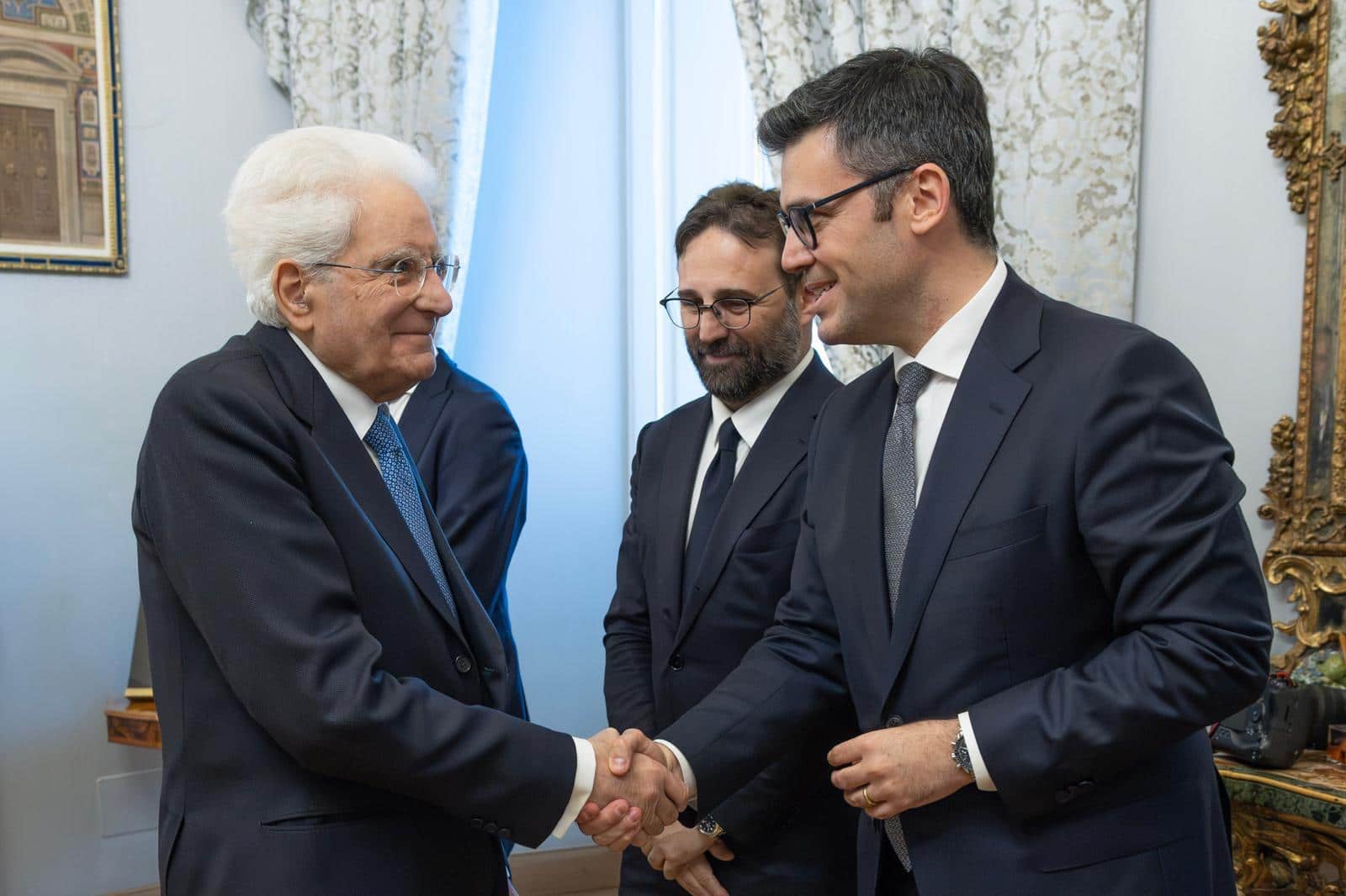 Il Presidente della Repubblica Sergio Mattarella stringe la mano al Direttore di Sky TG24 Fabio Vitale