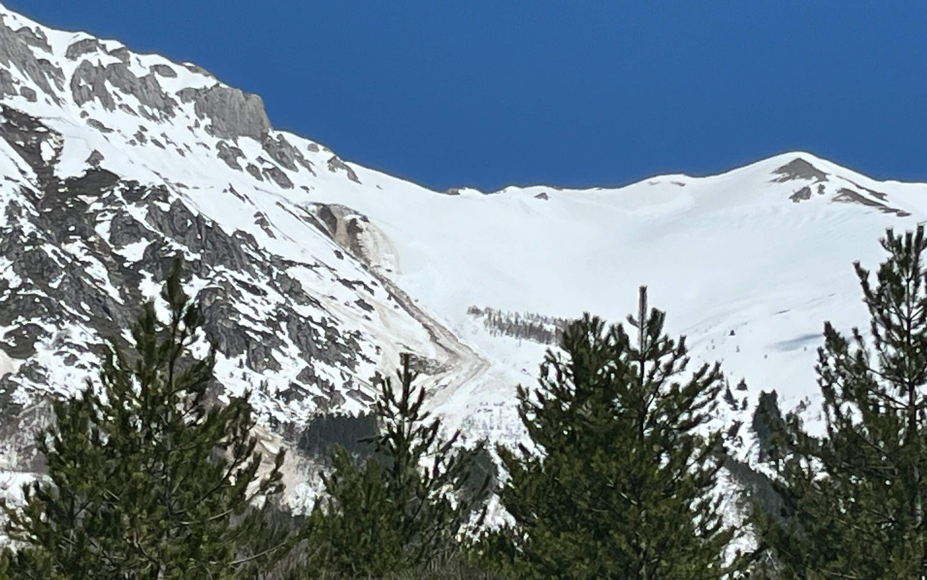 Una valanga                  si è staccata sul versante aquilano del Gran Sasso in località                  i Valloni, tra Campo Imperatore e Fonte Cerreto, base della                  funivia. Squadre di terra di Cnsas, il Soccorso Alpino, e                  Guardia di Finanza sono in perlustrazione nella zona, con                  l'ausilio di un elicottero decollato dall'Aquila e di una                  unità cinofila antivalanghe, 9 Aprile 2026. ANSA/FRANCA MASCIULLI