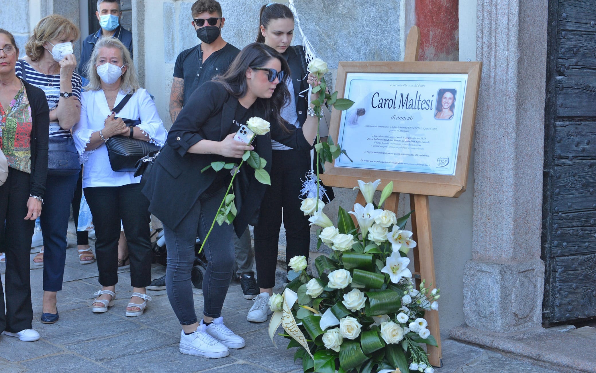 Il feretro di Carol Maltesi viene portato nell  abbazia di San Donato per l'ultimo saluto degli amici e dei parenti a Sesto Calende, 6 giugno 2022. 
Ansa/Angelo Puricelli